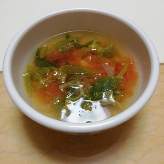 玉ねぎとセロリ葉のトマトスープ